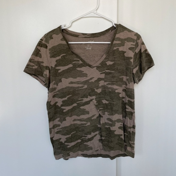 Universal Threads CamoMontery V-Neck - Picture 2 of 3